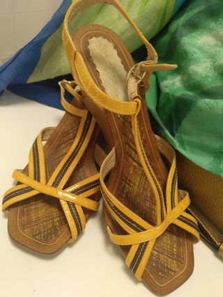 Sandalia amarilla con marrón 