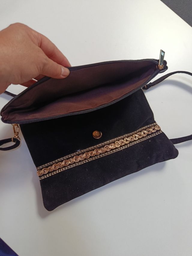 Borsa nera in velluto e oro duro