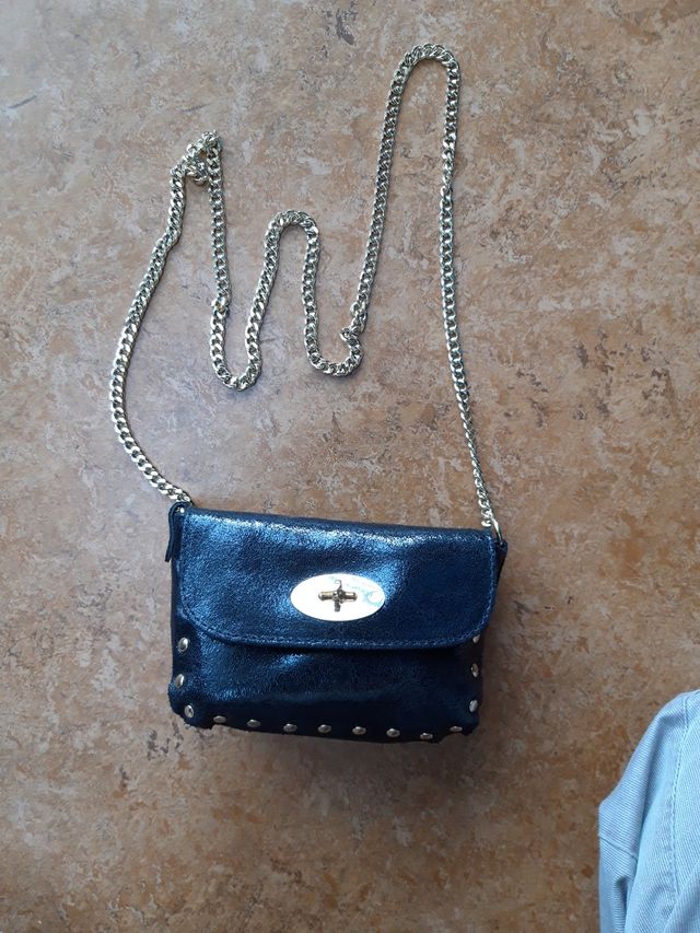 Pochette nera in pelle.