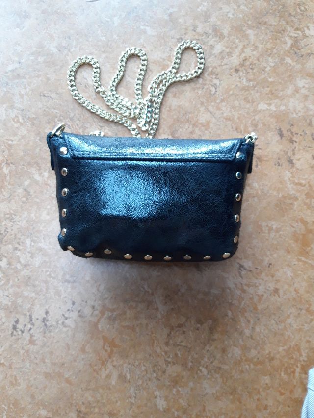 Pochette nera in pelle.