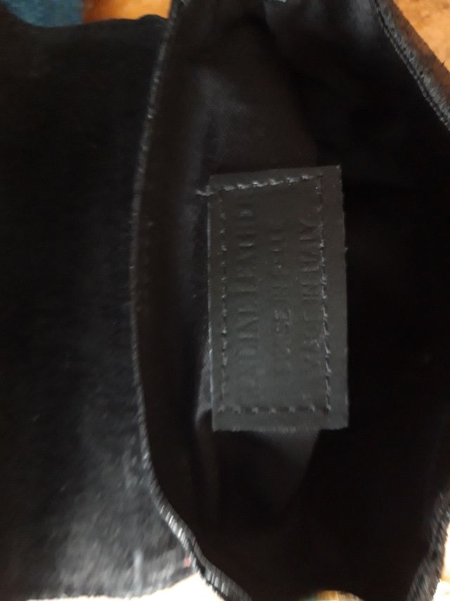 Pochette nera in pelle.