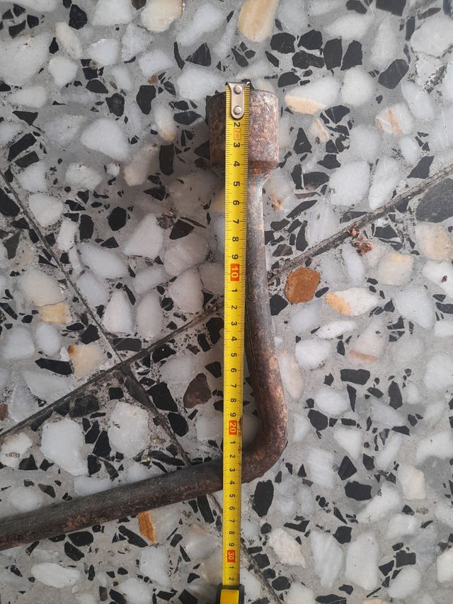 Llave de rueda antigua ..de hierro 