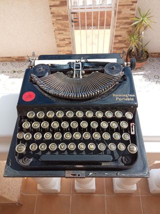 MAQUINA DE ESCRIBIR ANTIGUA