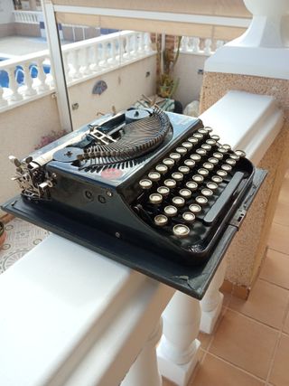 MAQUINA DE ESCRIBIR ANTIGUA