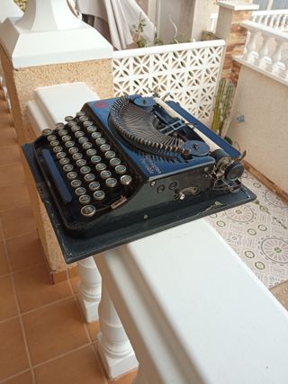 MAQUINA DE ESCRIBIR ANTIGUA
