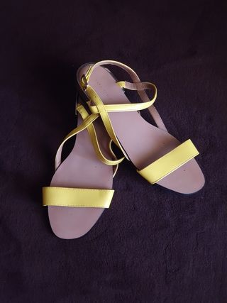 Sandalias amarillas Zara T.37
