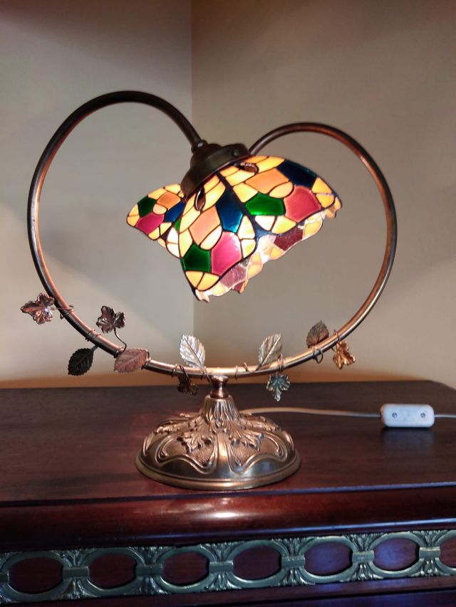 Lampara de mesa tipo art decó.
Metal dorado con 2 