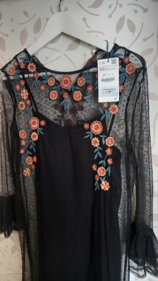  Vestido  negto  bordado de gasa de Zara