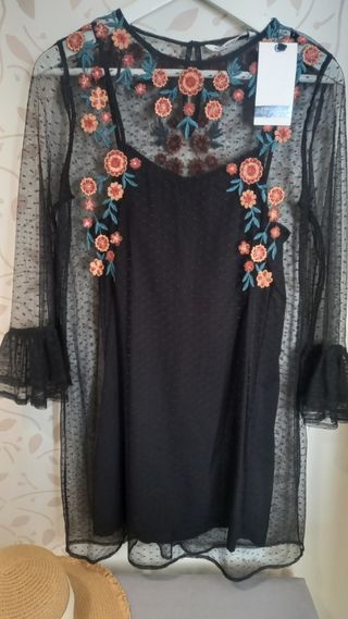  Vestido  negto  bordado de gasa de Zara