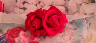 Rosas rojas terciopelo para el pelo