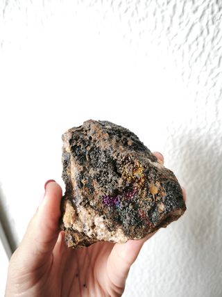 Mineral cristales de cuarzo y goetita irisada