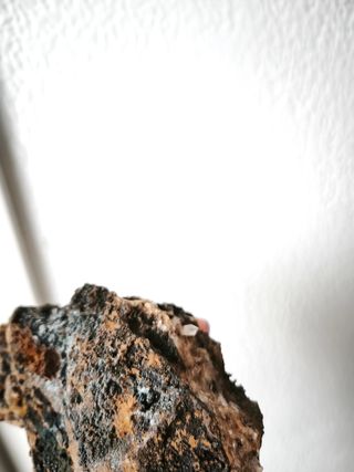 Mineral prisma de cuarzo en goetita iris