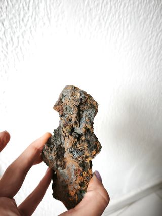 Mineral prisma de cuarzo en goetita iris