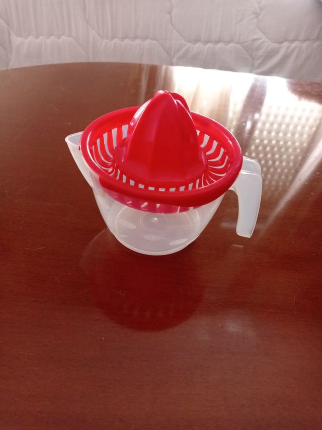 Exprimidor manual plástico rojo
