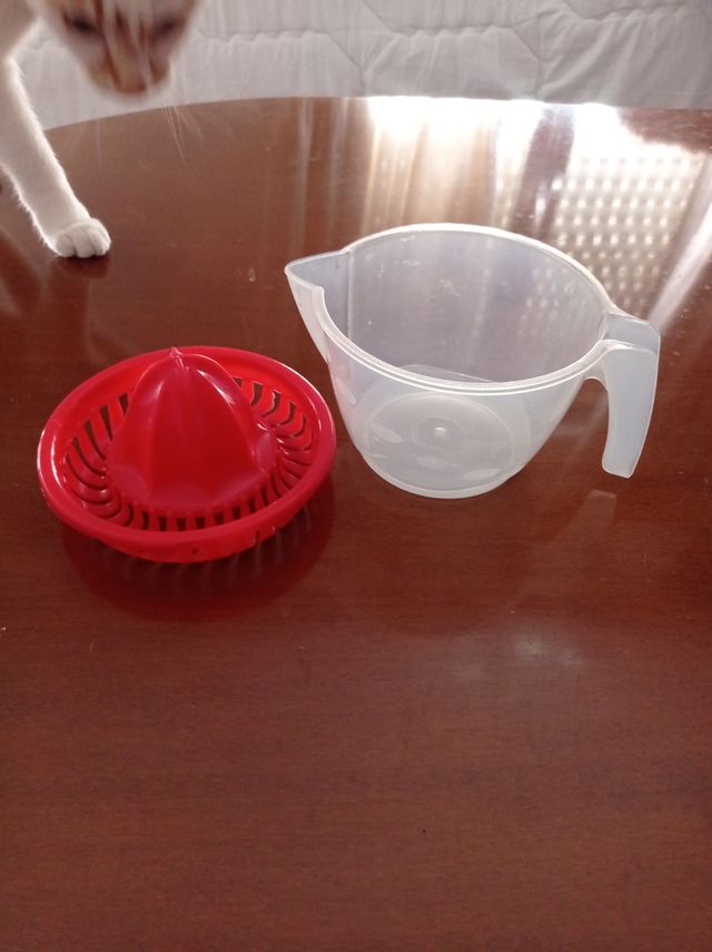 Exprimidor manual plástico rojo