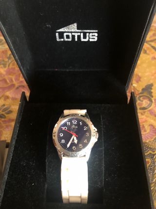 Reloj Lotus blanco y plateado