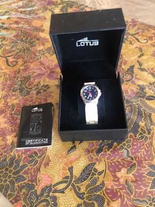 Reloj Lotus blanco y plateado