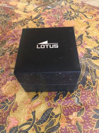 Reloj Lotus blanco y plateado