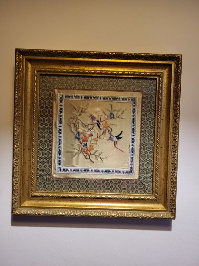 Quadrati in seta ricamati (ce ne sono 2)