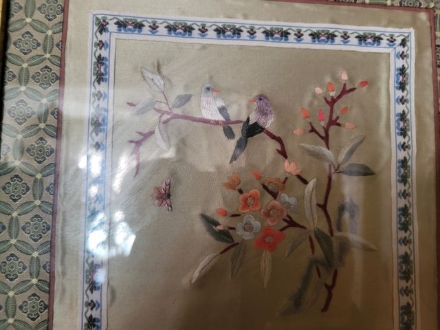 Quadrati in seta ricamati (ce ne sono 2)