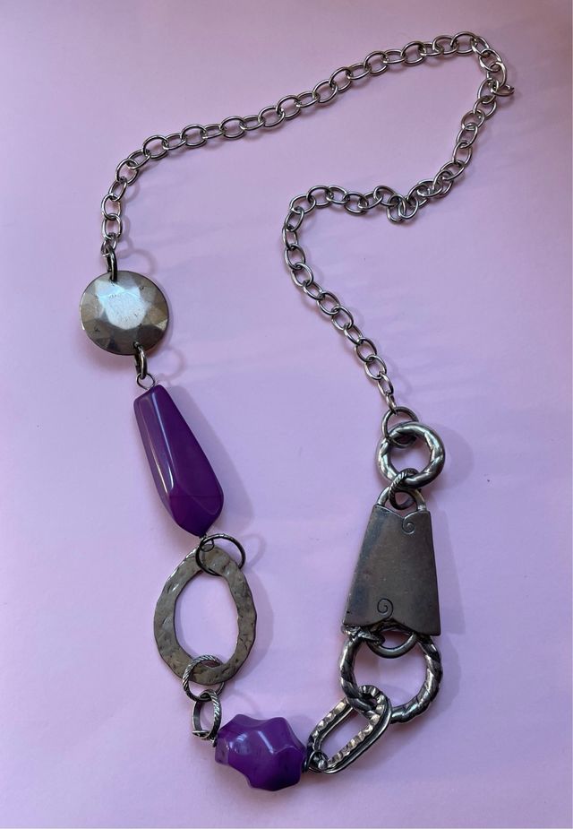 Collar largo adornos plateados y morados