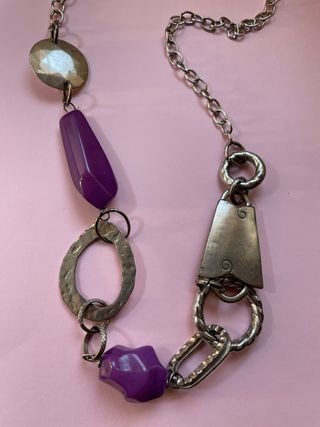 Collar largo adornos plateados y morados