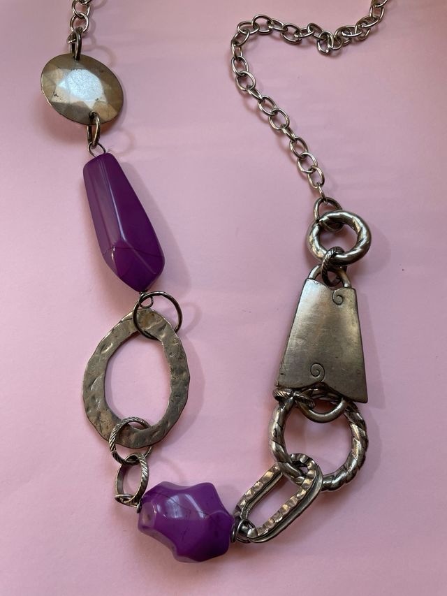 Collar largo adornos plateados y morados