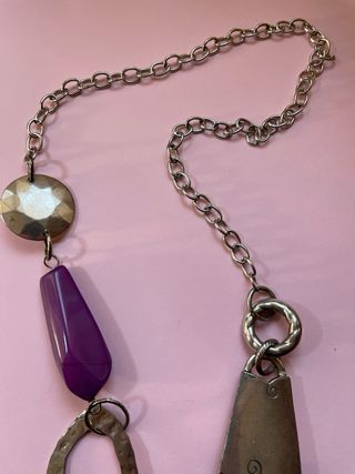 Collar largo adornos plateados y morados