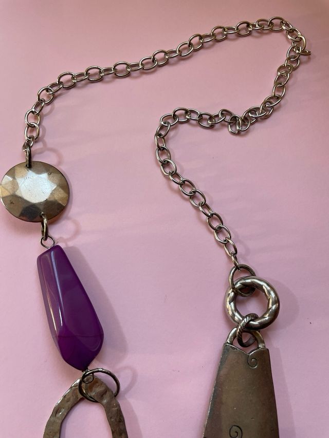 Collar largo adornos plateados y morados