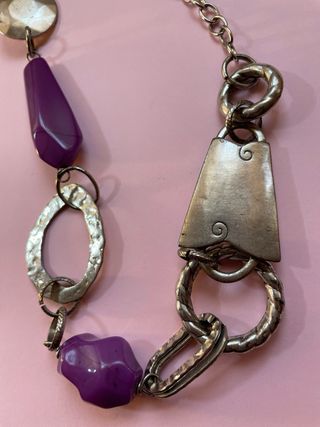 Collar largo adornos plateados y morados