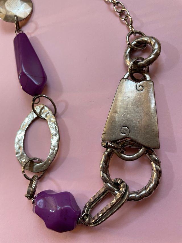 Collar largo adornos plateados y morados