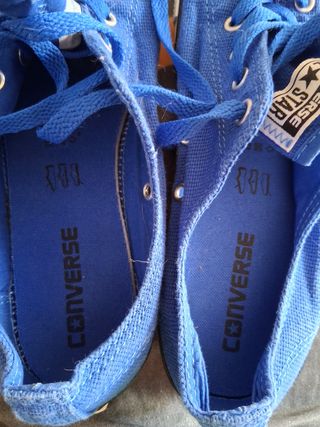 Converse  azul.