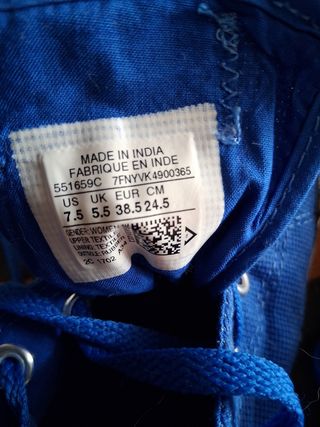 Converse  azul.