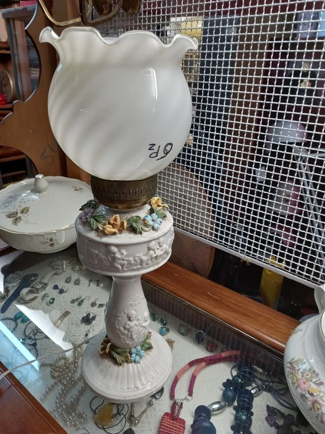 Lampada Vintage in Porcellana con Dettagli Dorati