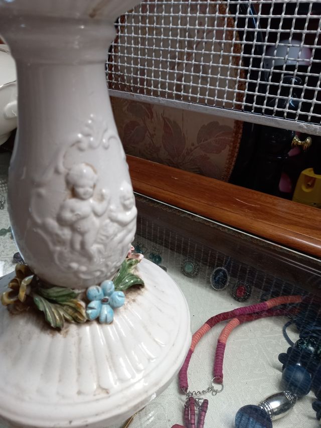 Lampada Vintage in Porcellana con Dettagli Dorati