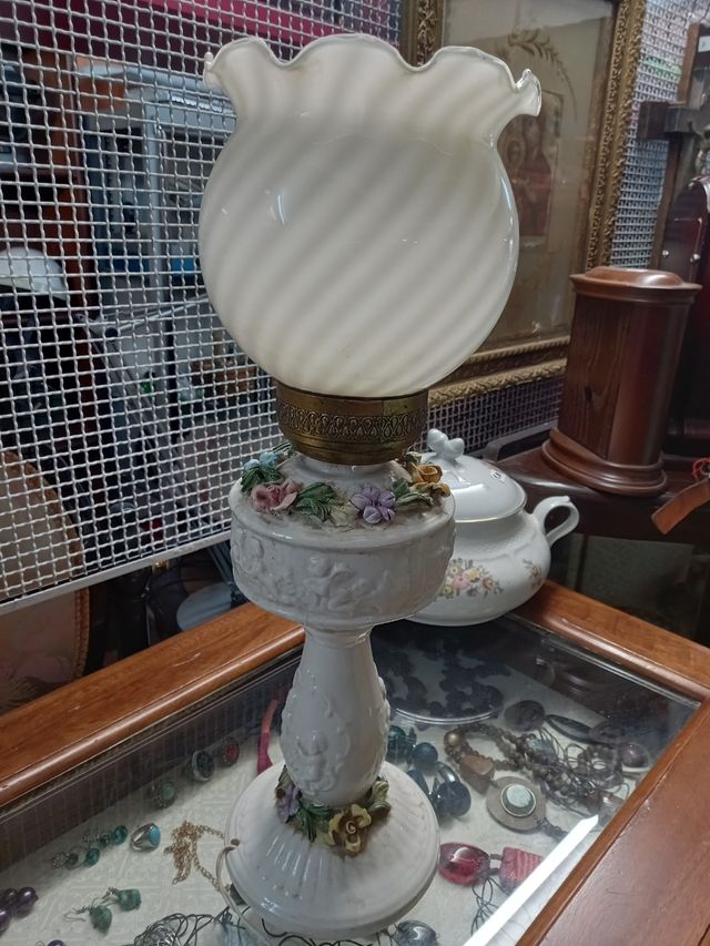 Lampada Vintage in Porcellana con Dettagli Dorati