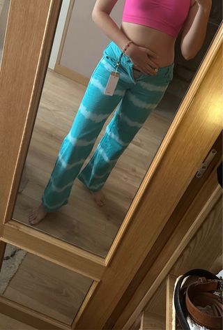 Pantalones tie dye de Mango