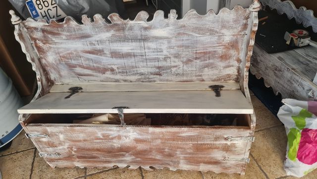 Banco rústico con almacenaje