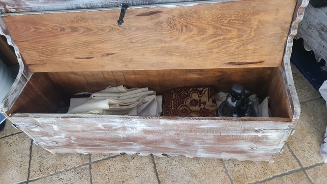 Banco rústico con almacenaje