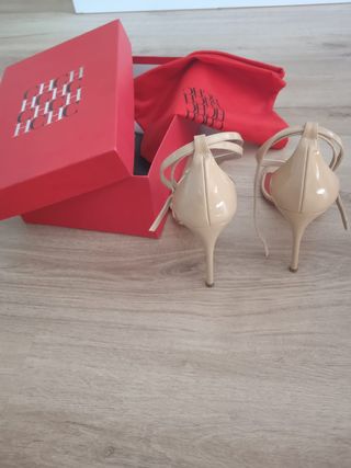 Sandalias Carolina Herrera charol beige