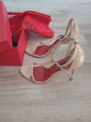 Sandalias Carolina Herrera charol beige