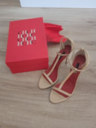 Sandalias Carolina Herrera charol beige