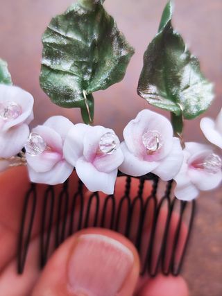 Tocado flores porcelana fría