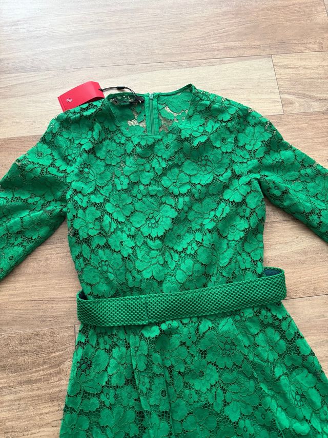 Vestido verde encaje Carolina Herrera de segunda mano por 250 EUR en Mlaga  en WALLAPOP