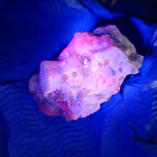 aragonite esagonale con zolfo in rilievo