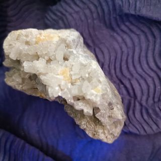 aragonite esagonale con zolfo in rilievo
