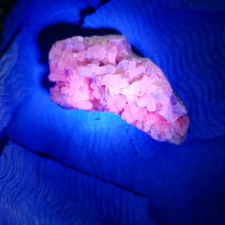 aragonite esagonale con zolfo in rilievo