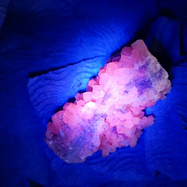 aragonite esagonale con zolfo in rilievo