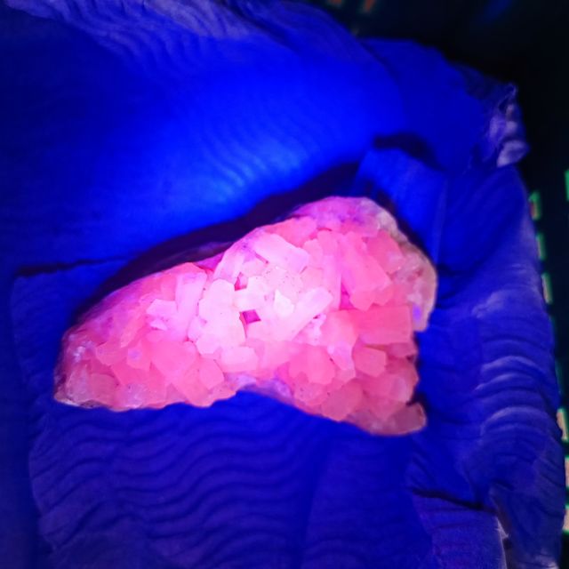 aragonite esagonale con zolfo in rilievo