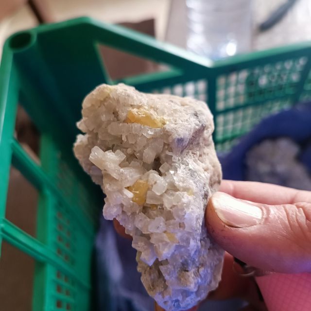 aragonite esagonale con zolfo in rilievo